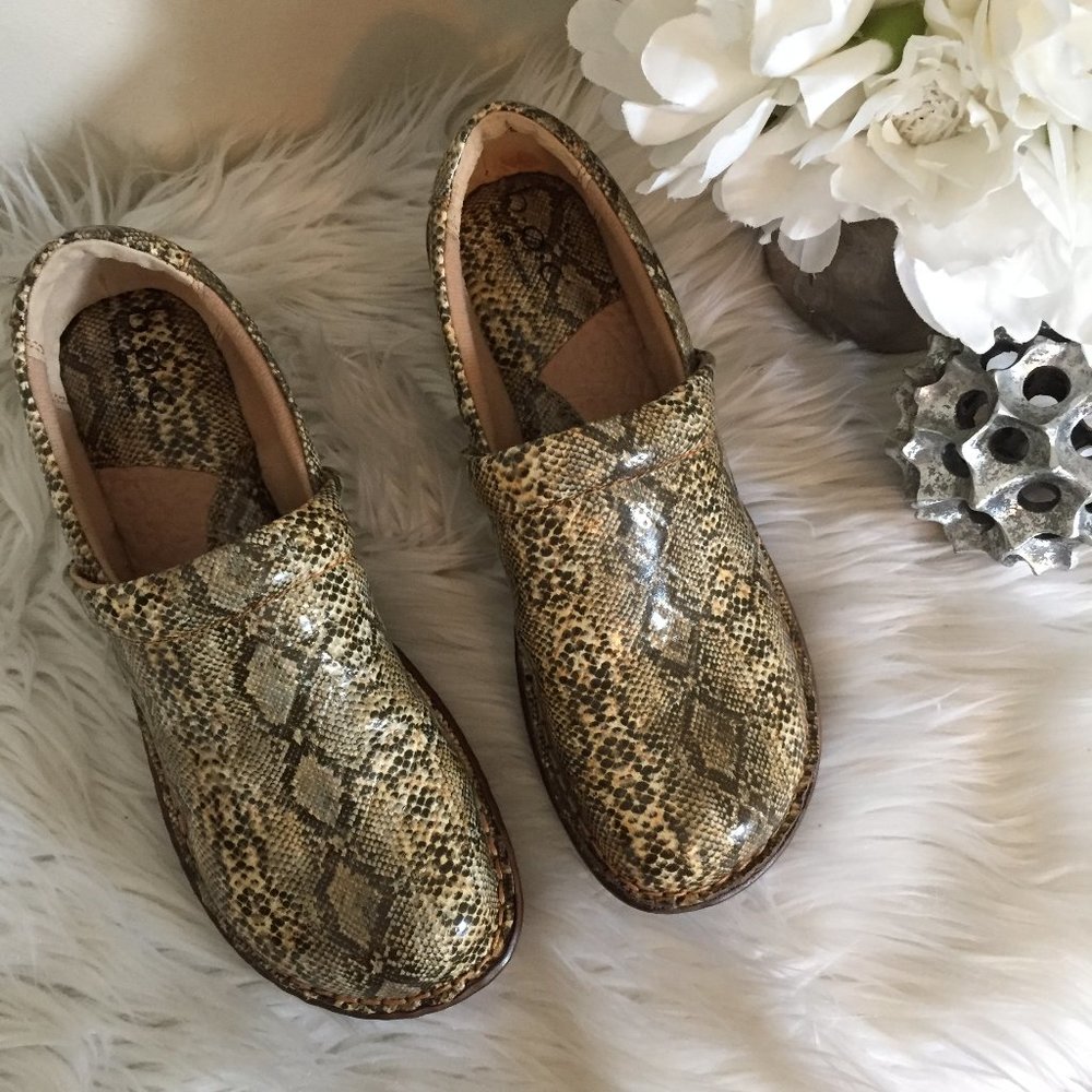 B.O.C. by BORN size 9 SNAKE PRINT NADIYYA CLOGS